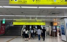 東改札を出て、目の前をエスカレーターを上る